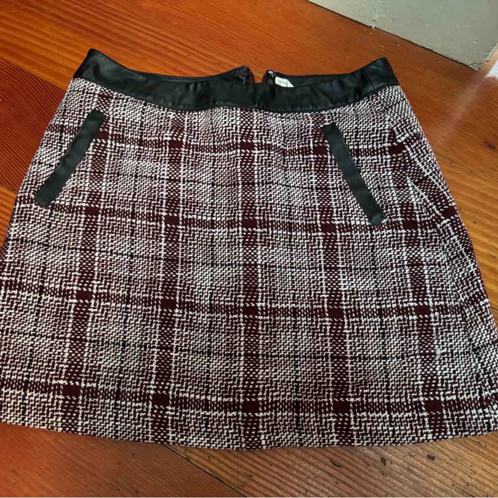 Chic Tweed Mini Skirt - Black and Burgundy